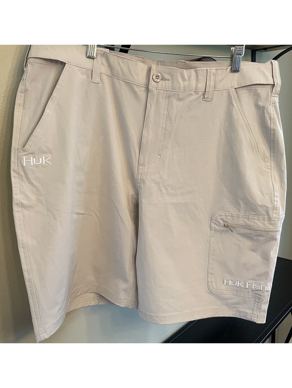 Huk Fishing Shorts Mens XXL Performance Fabrics Beige Stretch Waist